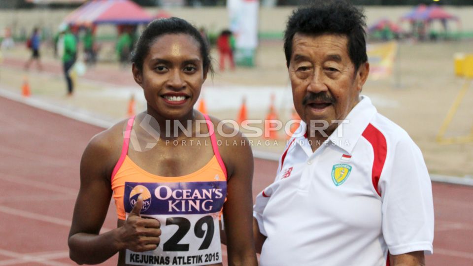 Juara pertama 100 meter putri, Serafi Anelis Unani (kiri) berfoto bersama Ketua Umum PB PASI Mohamad Bob Hasan. Copyright: © Herry Ibrahim/INDOSPORT